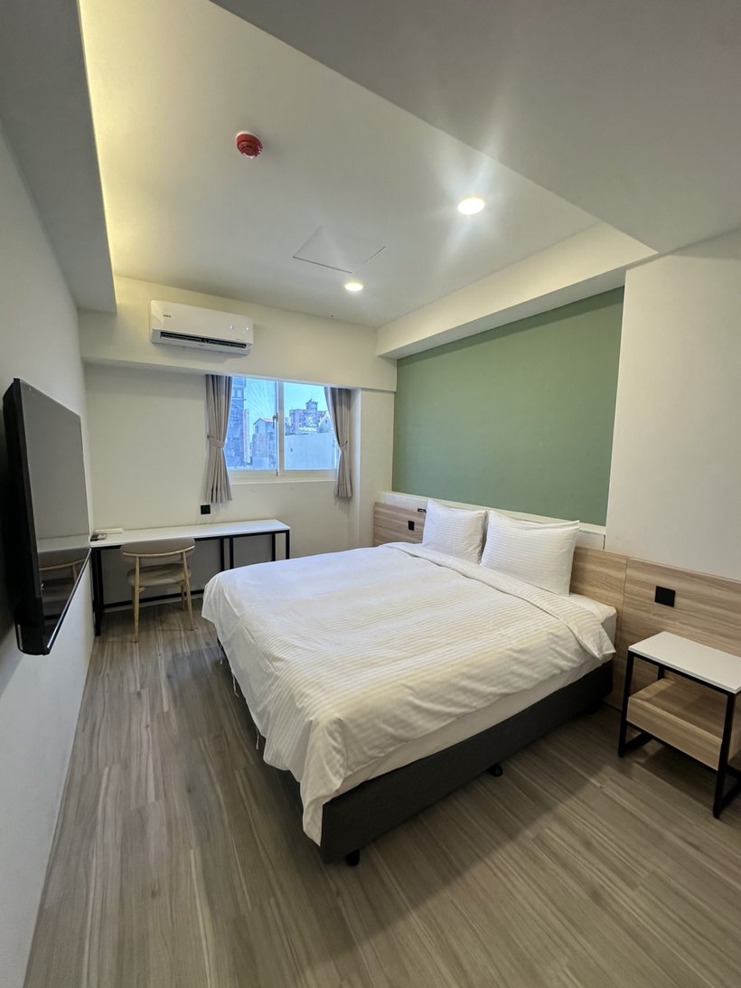 Business hotel guestroom with dimmable lighting