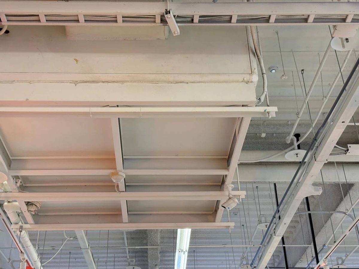Hypermarket trading-floor ceiling with an air-handling unit and ductwork